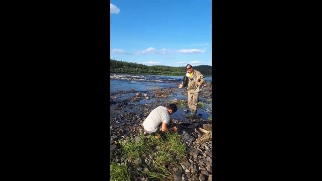 Эвенкия Эвенки ловят щук на пороге !
