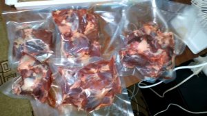Сохранение мясо дичи в вакуумной упаковке для хранения на длительный срок в морозилке