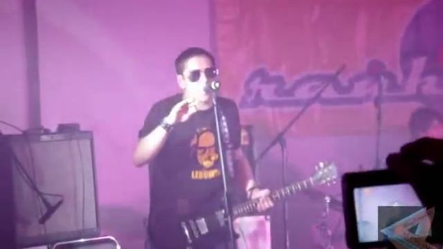 Кирпичи - Торчи П... Торчи (Live in Kiev 28.10.2007)) смотреть онлайн