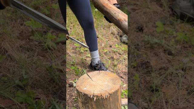 Pretty WOMAN knows how to handle a knife? #camping #survival #bushcraft #outdoors смотреть онлайн