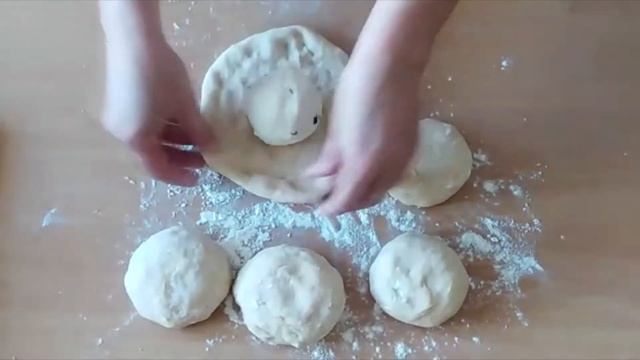 ТОНЮСЕНЬКИЕ ТУРЕЦКИЕ ЛЕПЕШКИ, МНОГО НАЧИНКИ И ВКУСНОЕ ТЕСТО !!Tavada cok lezzetli bazlama смотреть онлайн