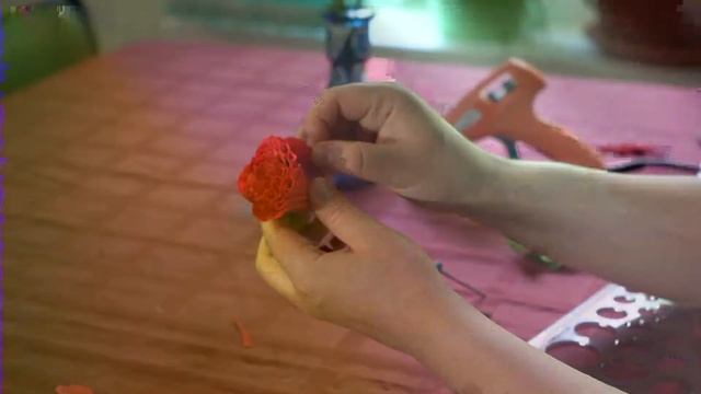 Мастер-класс "Цветы из гофрированной бумаги" - Гвоздики | Московское долголетие смотреть онлайн