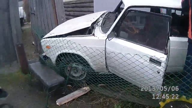 Автомобиль врезался в забор