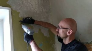 Убираем старую краску со стен при помощи строительного фена.