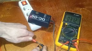 ИЗМЕРЯЕМ НАПРЯЖЕНИЕ В БЛОКЕ ПИТАНИЯ НА 6V.  МУЛЬТИМЕТРОМ