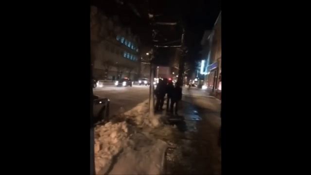 Девушка повисла на трубе дома на уровне второго этажа на ул  Советская 06 12 2014 Ижевск