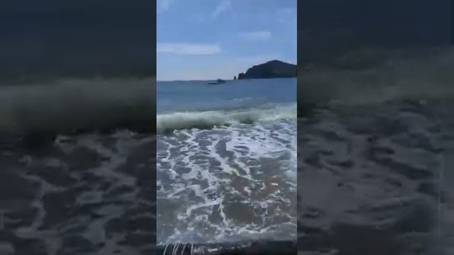 Катер выбросило на берег во время шторма на острове Рикорда смотреть онлайн