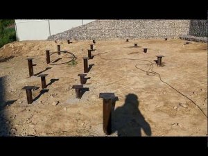 Фундамент винтовой под баню и отдельно вкручены сваи под печь