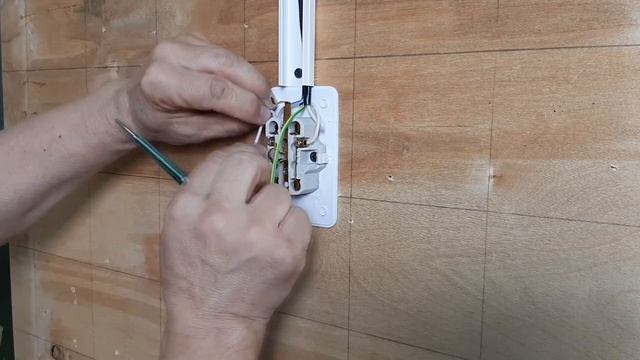 Как установить и подключить наружную электрическую розетку. смотреть онлайн