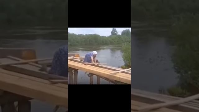 Пенсионеры ползком перебираются на другой берег реки смотреть онлайн
