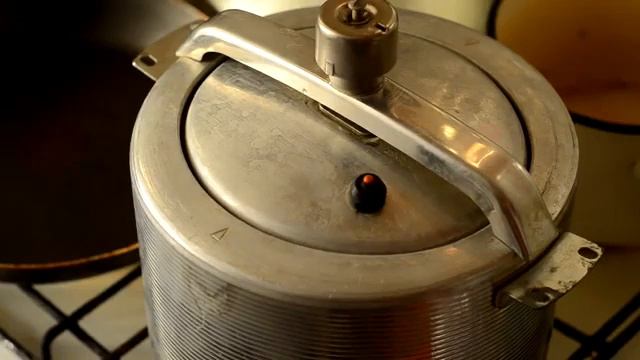 Сделать сало копченым можно и своими силами в домашних условиях, не имея специальной коптильни. Сущ смотреть онлайн