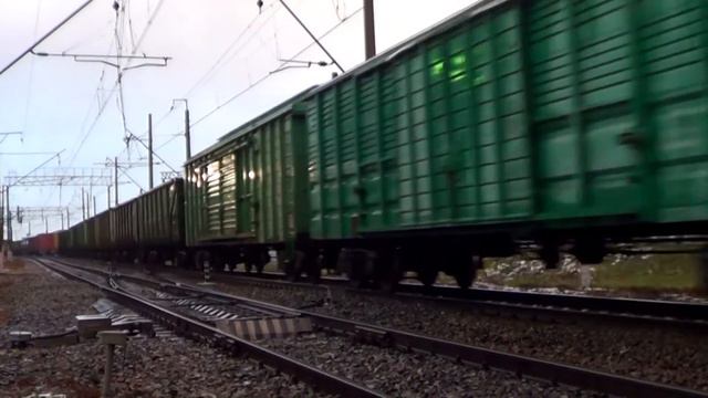 Электровоз ВЛ10У-874 с грузовым поездом, станция Люберцы 1 смотреть онлайн