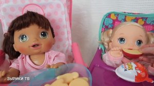 Куклы Пупсики Беби Элайв и Baby Born кушают кашу и киндер Джой, открывают сюрпризы. Зырики ТВ