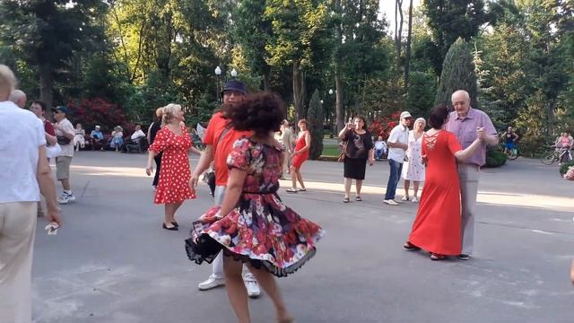 ЧУДЕСНЫЙ ВЕЧЕР? И ТАНЦЫ В ПАРКЕ ГОРЬКОГО?? ХАРЬКОВ ИЮНЬ 2021 смотреть онлайн