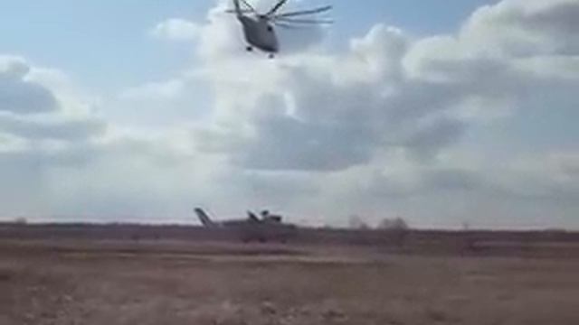 МИ-26 тащит МИ-26 Новосибирский Авиазавод