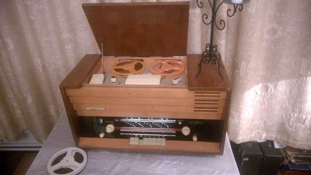 Магнитола Миния-4, 1968 г., СССР. Reel tape recorder Miniy-4, 1968, the Soviet Union. смотреть онлайн