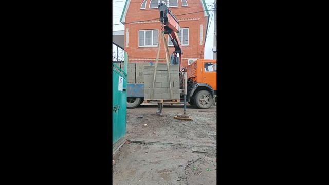 Разгрузка блока манипулятором под проводами смотреть онлайн