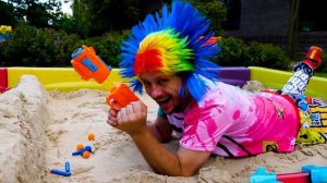 Весёлые игры стрелялки - Чей водяной пистолет круче? - Нерф битва в видео шоу .