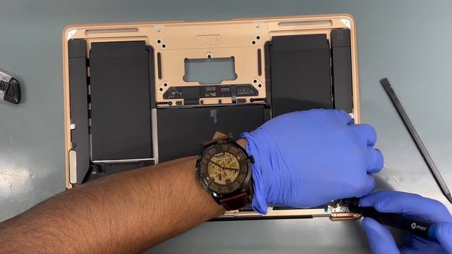 MacBook Air (M1,2020) Top Case & Trackpad Replacement смотреть онлайн