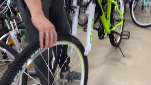 Мотовело Град . Как снять и надеть переднее велосипедное колесо V-brake с белой вилкой . смотреть онлайн