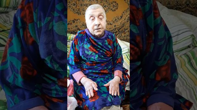 Мамуля поёт песню : ,, Парень в кепке и зуб золотой''. смотреть онлайн