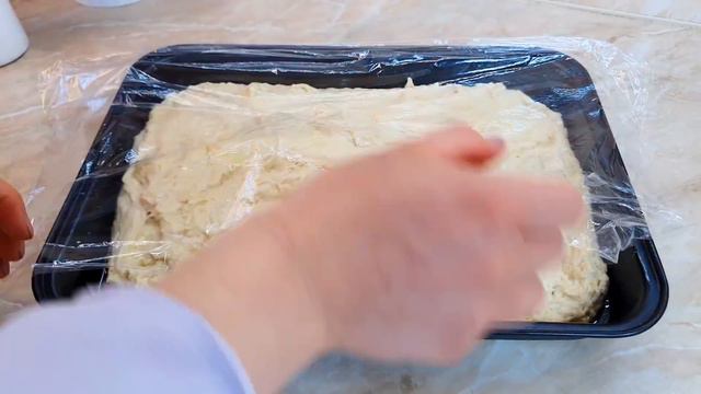 Mischen Sie Wasser Mit Mehl Und Sie Werden Vom Ergebnis Begeistert Sein. Focaccia. Brot Backen