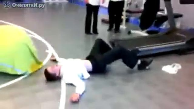 Парень на беговой дорожке!!! Спрашивается ЗАЧЕМ??? смотреть онлайн