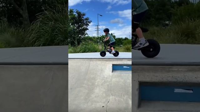 Toddler learns to drop in on Fatboy mini BMX смотреть онлайн