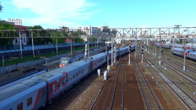 Электровоз ЧС7-023 с пассажирским поездом "Москва - Адлер" с Киевского вокзала смотреть онлайн