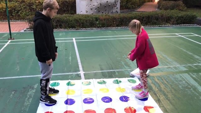 ЧЕЛЛЕНДЖ ТВИСТЕР | CHALLENGE TWiSTER | Сыграем в ТВИСТЕР? | Uliana Kobyakova