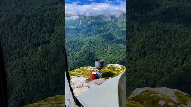 Хотели бы оказаться в палатке с таким видом? Это хребет Малые Бамбаки, Псебай, Краснодарский край. смотреть онлайн