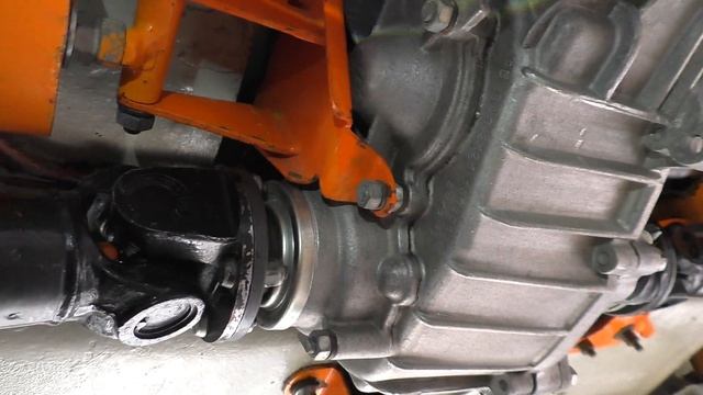 Как на моей НИВЕ крепится третья опора раздатки.