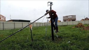 Закручиваем винтовые сваи. Фундамент своими руками. Один человек.