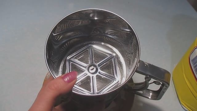 Кружка-сито для просеивания муки. смотреть онлайн