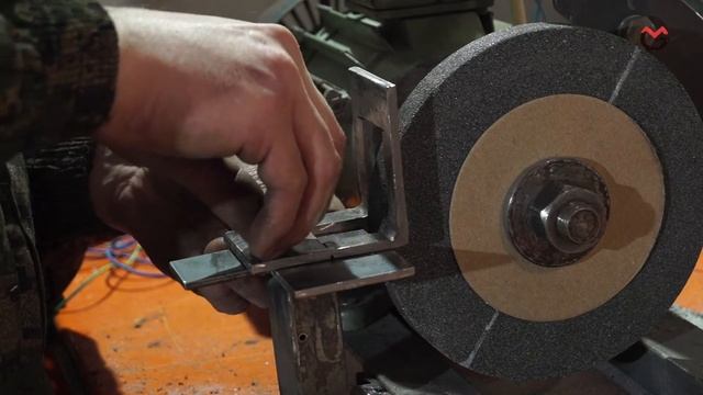 Как сделать спуски на лезвии ножа, топора смотреть онлайн