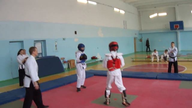 Бой 1. Власов Артем (кр) - Пережогин Никита (син).MP4 смотреть онлайн