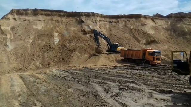 Погрузка песка на самосвал от СК Дорстрой