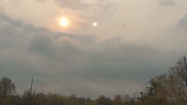 Два солнца или луна и солнце вместе на небе смотреть онлайн