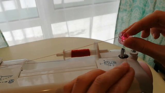 Как намотать нить на шпульку в швейной машинке Janome смотреть онлайн