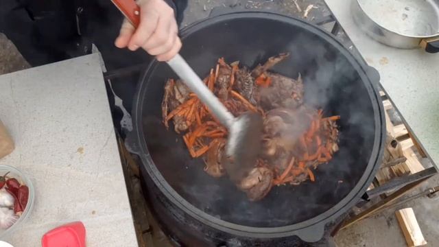 Плов из утки в казане на костре. Самый простой рецепт.Вкуснее не бывает.Мой первый опыт. смотреть онлайн