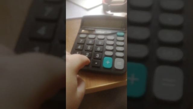 Я нажимаю на кнопки калькулятора под звук смотреть онлайн