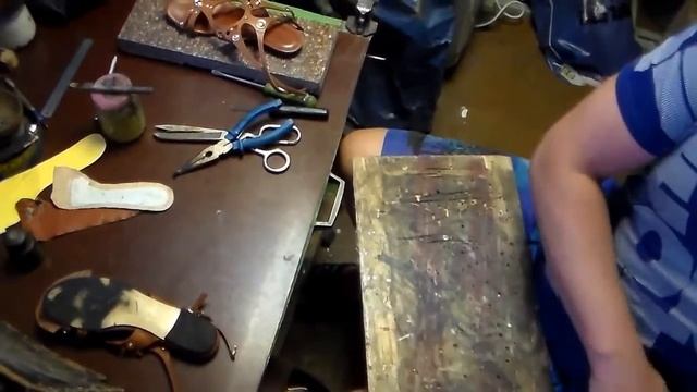 Сбитые носки и новый вариант замены стелек на босоножках. Ремонт обуви. смотреть онлайн