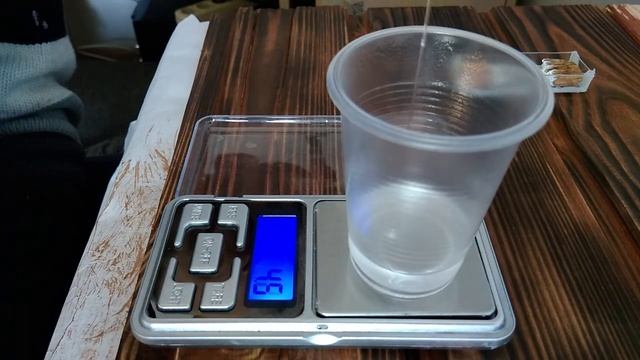 Светящийся кулон из эпоксидной смолы с флуоресцентным порошком | Как сделать своими руками | DIY смотреть онлайн