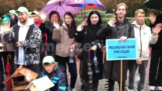 Изготовили кормушки для птиц, установили их в парке и засыпали корм для наших пернатых друзей. смотреть онлайн