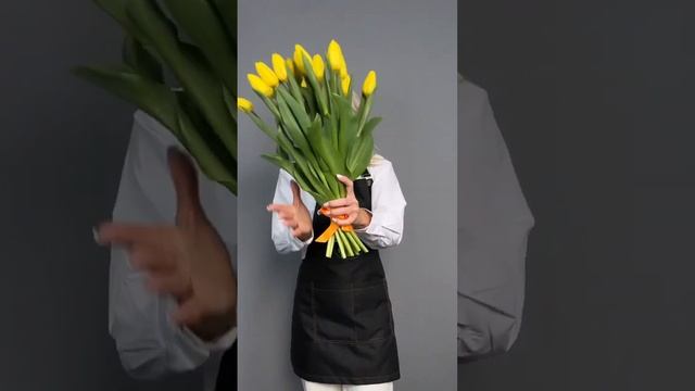 Букет из 15 желтых тюльпанов ( Стронг голд) на ленте смотреть онлайн