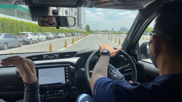 Toyota Revo Rocco 2020 Test Drive : 2/2 смотреть онлайн