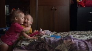 Дети двойняшки дерутся