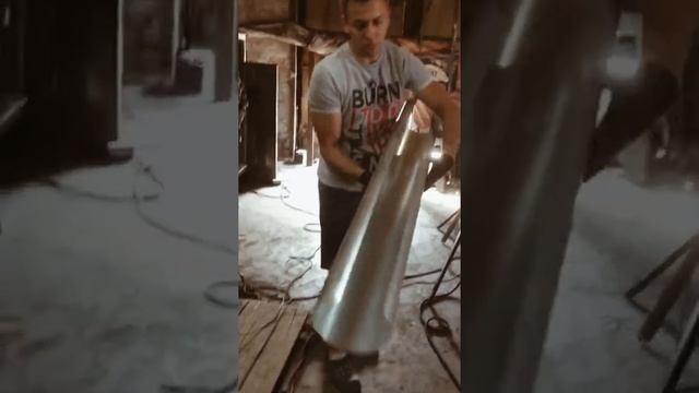 Прокат заготовки на вальцовочном станке AZMT V1300 / Вальцовка обечайки на вальцах / вальцы #shots смотреть онлайн