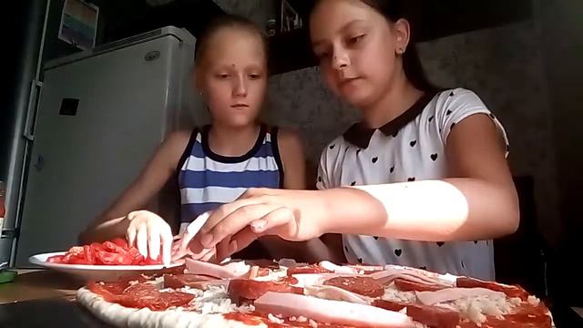 Делаем пиццу Пеперони смотреть онлайн