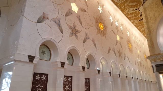 Sheikh Zayed Grand Mosque is located in Abu Dhabi, the capital city of the United Arab Emirates смотреть онлайн